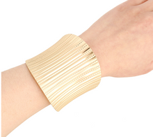 Clasp cuff
