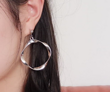 The Twisted hoops - 2 colors